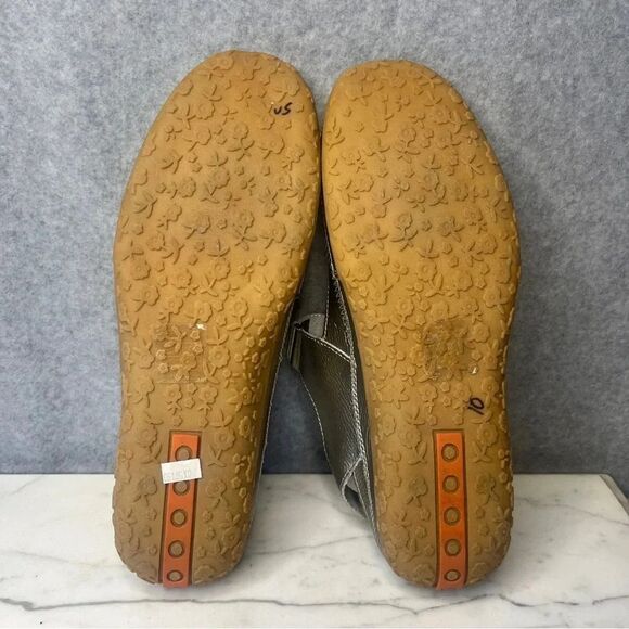 Women's Metallic Silver Mary Jane Shoes - Picture 7 of 9